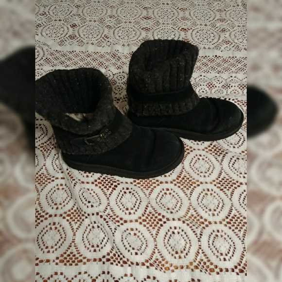 Size 3 Uggs 🎉🎉🎉HOST PICK - Picture 2 of 5